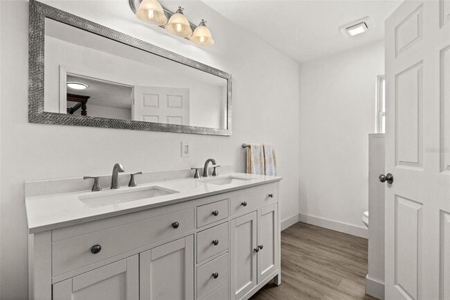 Building Photo - 710 116th Ave