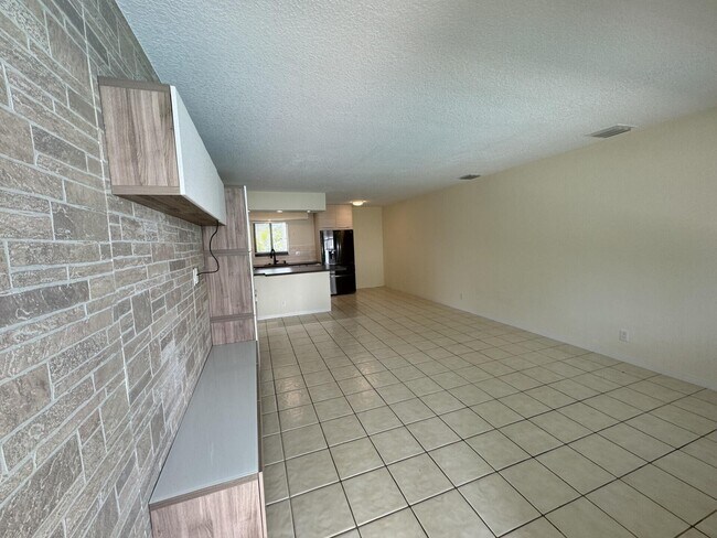 Building Photo - 1101 NE 18th Ct