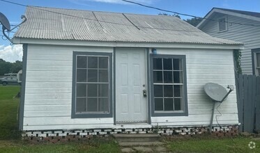 Building Photo - 1 bedroom, 1 bathroom Home Available in Br...