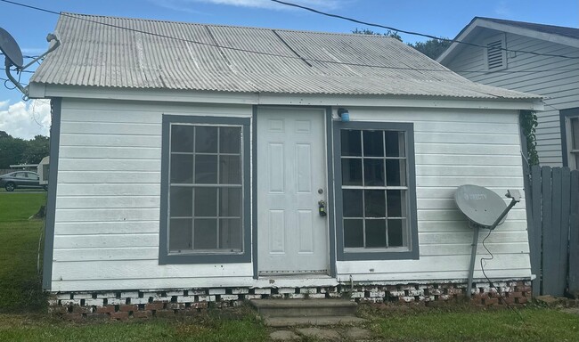 Building Photo - 1 bedroom, 1 bathroom Home Available in Broussard!