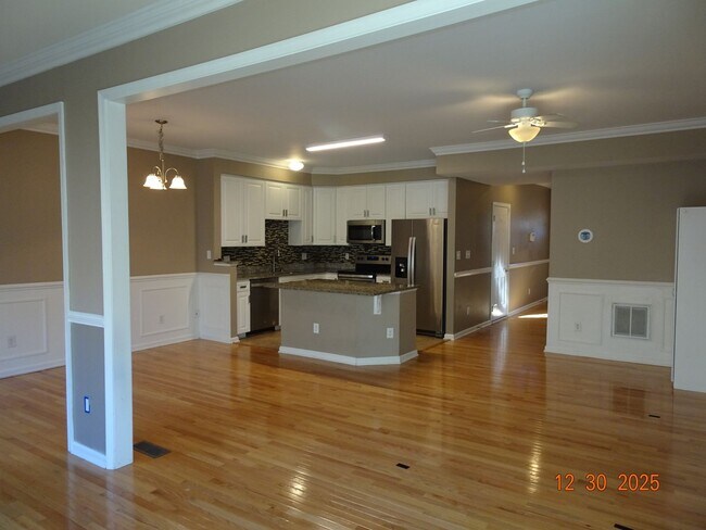 Building Photo - 4 Bedrooms, 3.5 Baths Townhouse