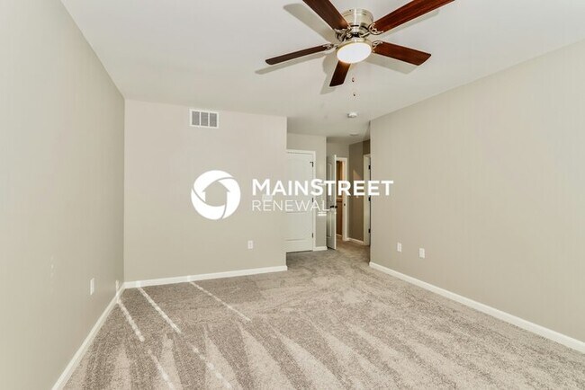 Building Photo - 3 Bedroom Pet-Friendly Home in Jeffersonville, IN with Main Street Renewal