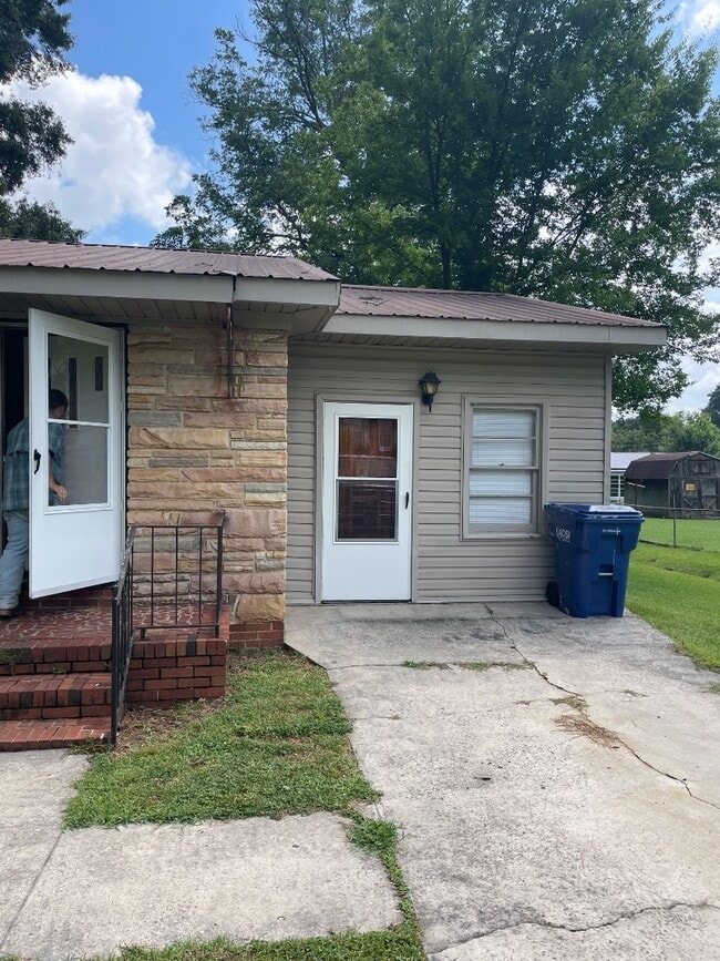 Building Photo - 1405 Woodland Dr