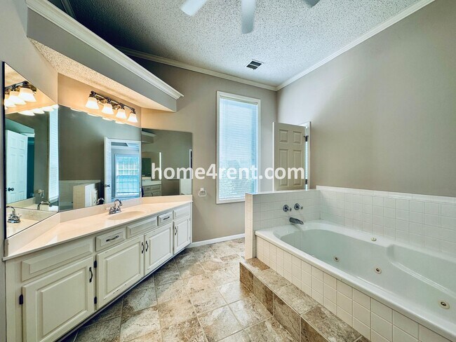 Building Photo - Beautiful, Spacious Home w/ Open Floor Pla...