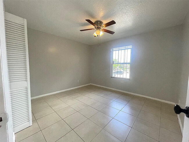 Building Photo - 200 SW 11th Ave