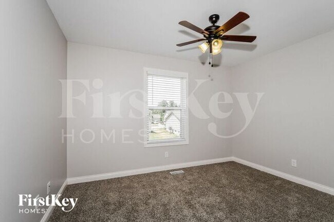 Building Photo - 520 Sceptre Rd