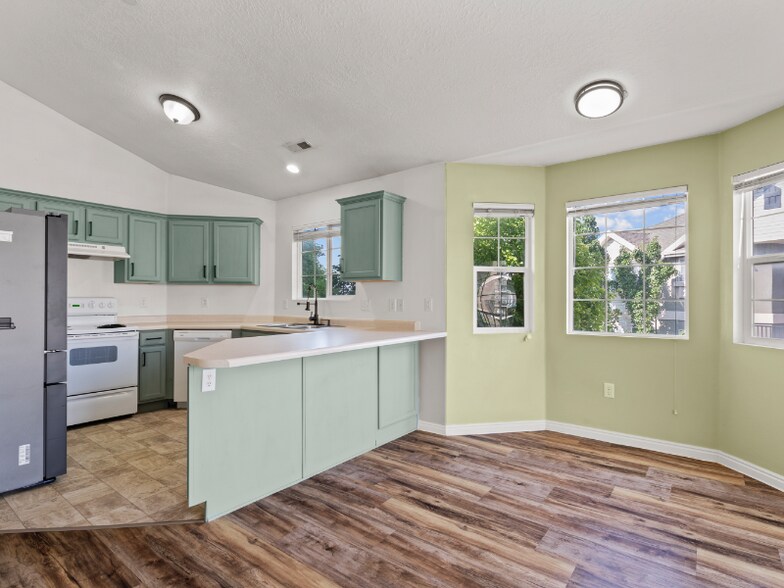 Building Photo - 2119 N Aurora Way