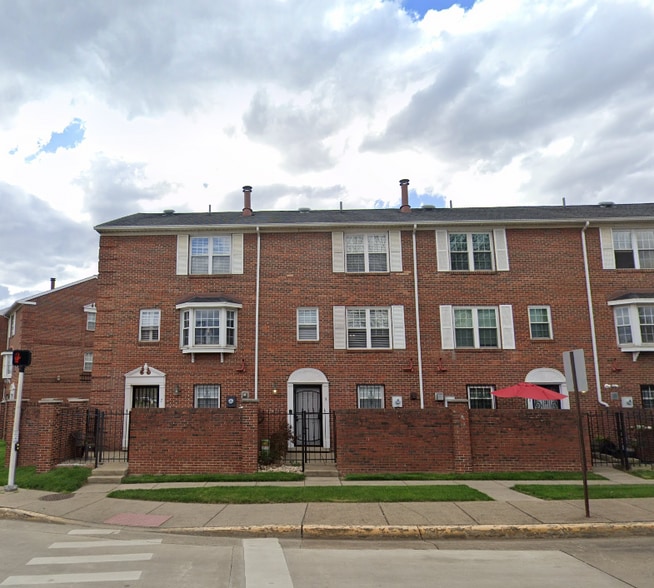 Street side patio area - 5 Downing St