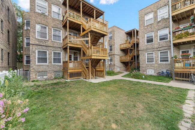 Building Photo - 909 W Agatite Ave