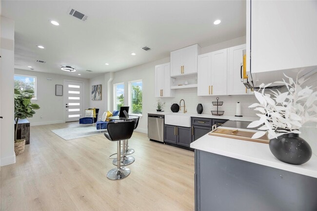 Building Photo - 2112 Des Chaumes St