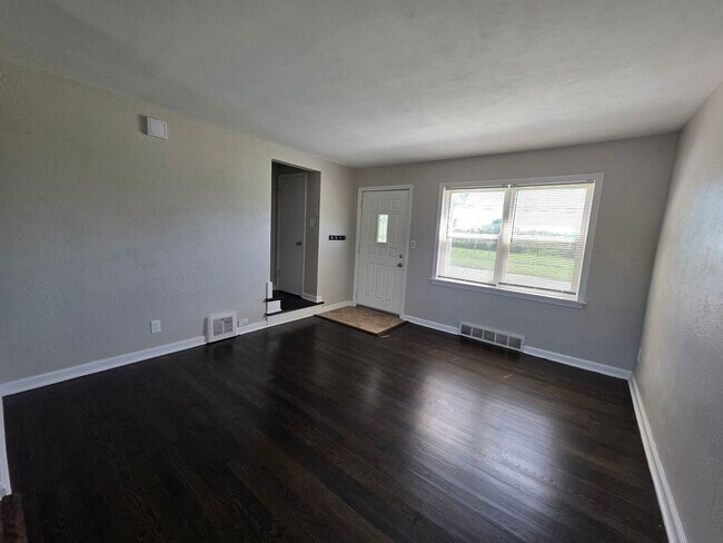 Building Photo - 2 Bed Duplex Near Downtown Liberty & William Jewell!