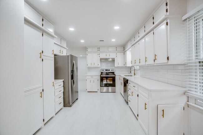 Building Photo - Pre Leasing for fall 2026! 4/3 in Medical District