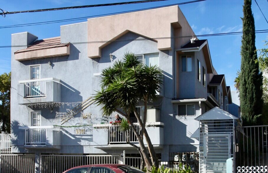 Building Photo - 1519 N Mariposa Ave