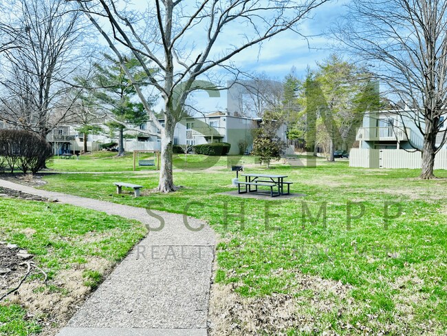 Building Photo - Remodeled one bedroom condo off Gardiner Lane with laundry and pool access!