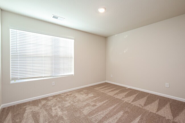 Building Photo - 2153 Southlea Dr