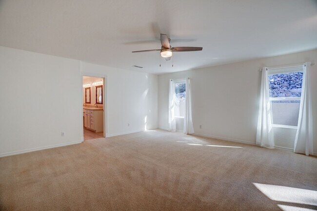 Building Photo - Extra spacious 3 bed 2 bath home in Kingsw...