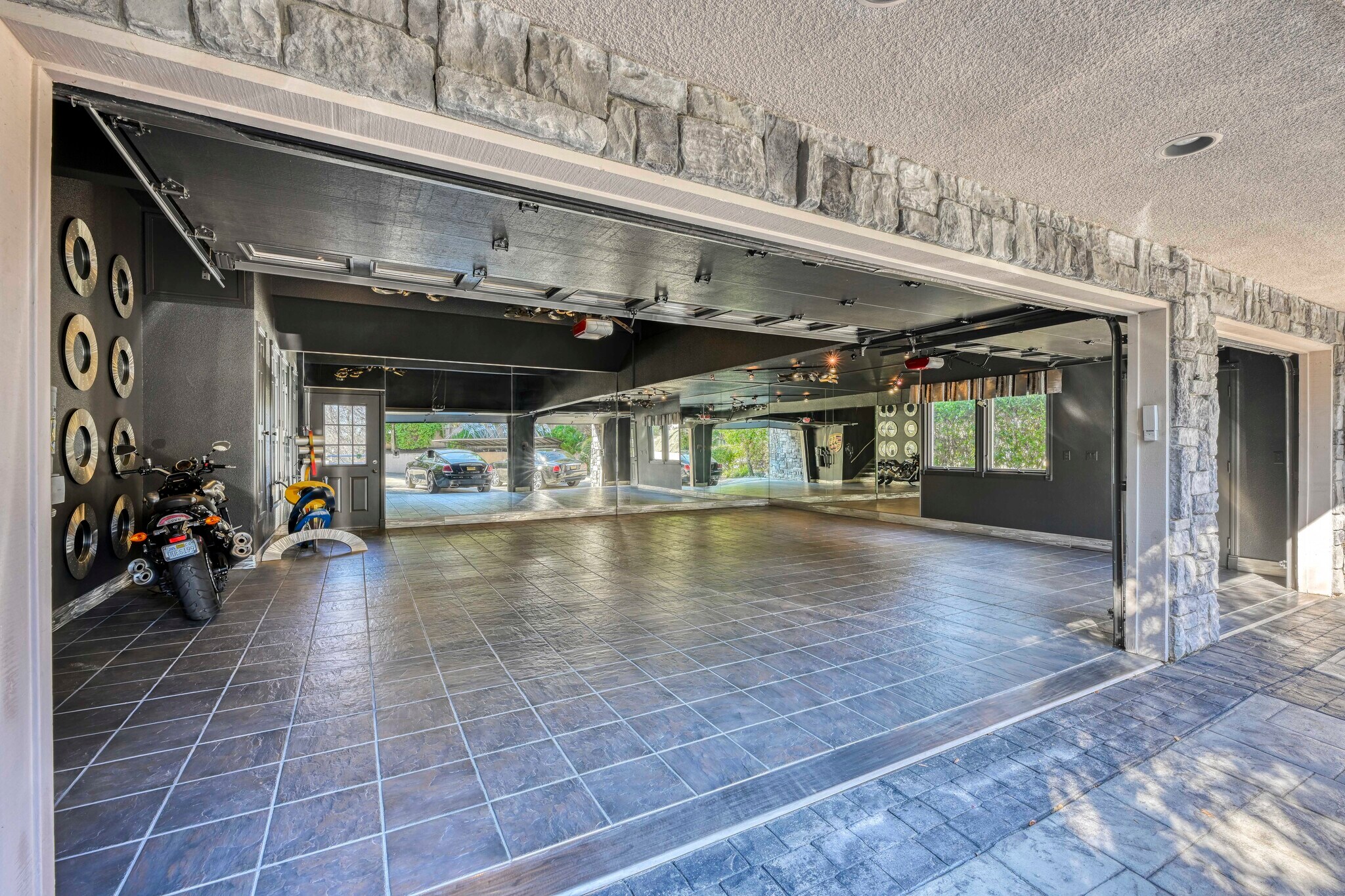 Building Photo - 8985 Vista de Lago Ct