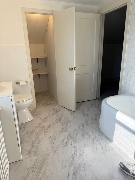 Building Photo - 700 Hedgerow Dr