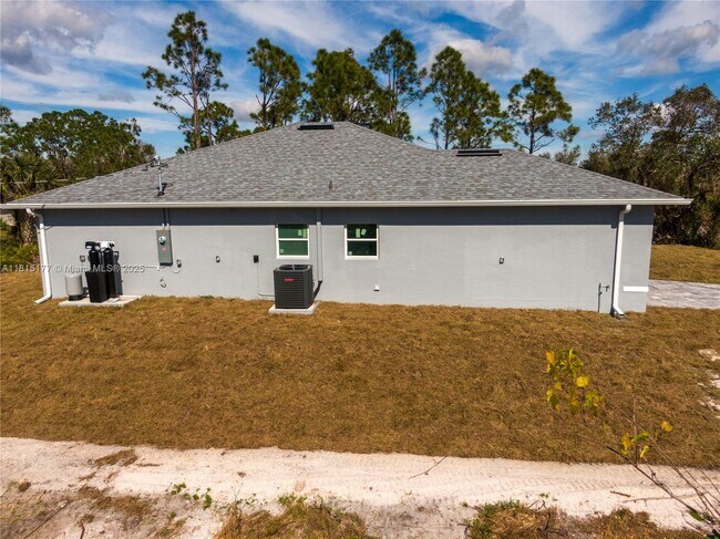 Building Photo - 497 Bounds St