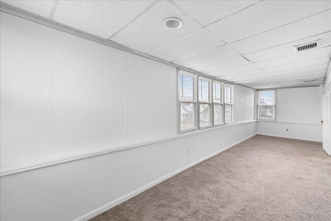 Building Photo - 127 E Pine St