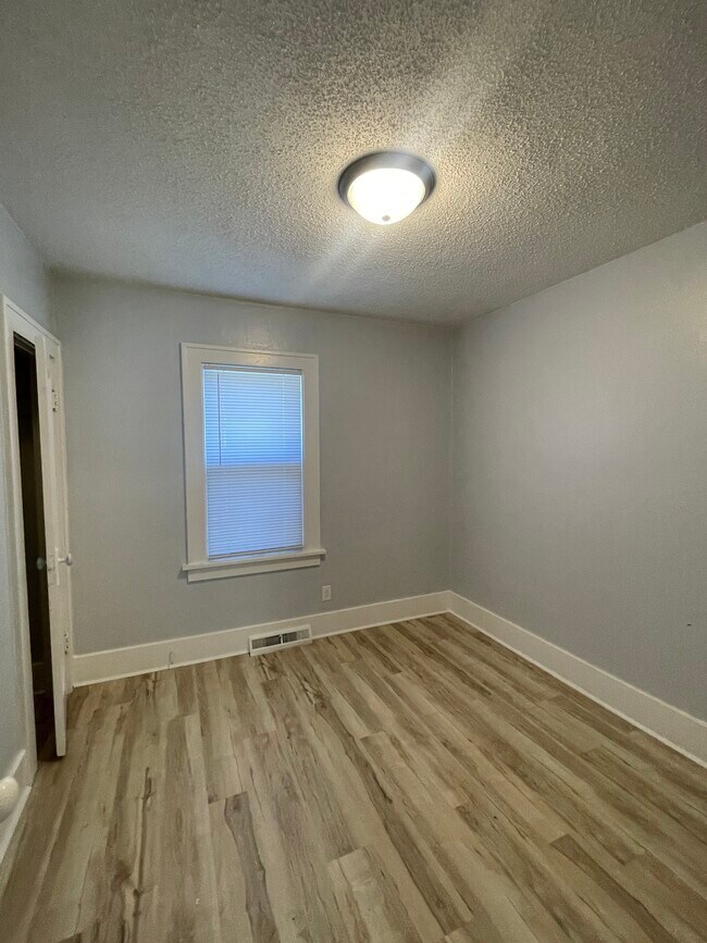 Building Photo - 501 S 34th St