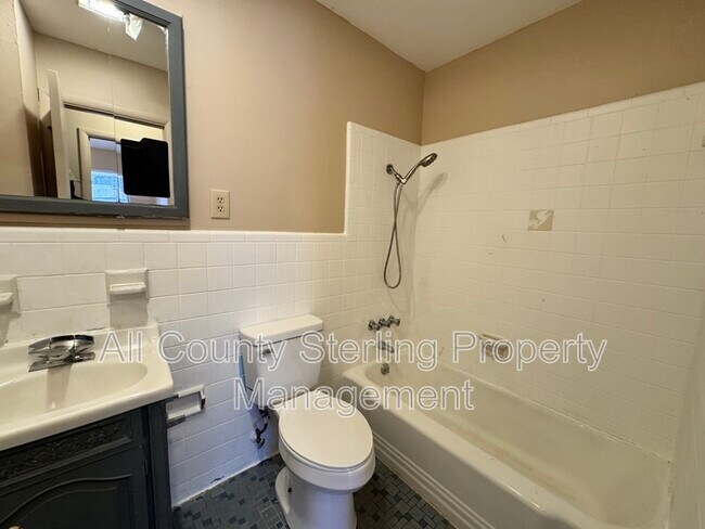 Building Photo - 446 SW Theresa Ct