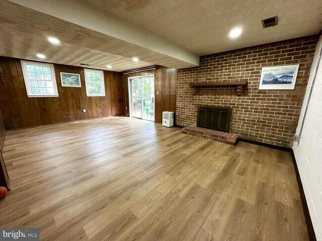 Building Photo - 12204 Oakwood Dr
