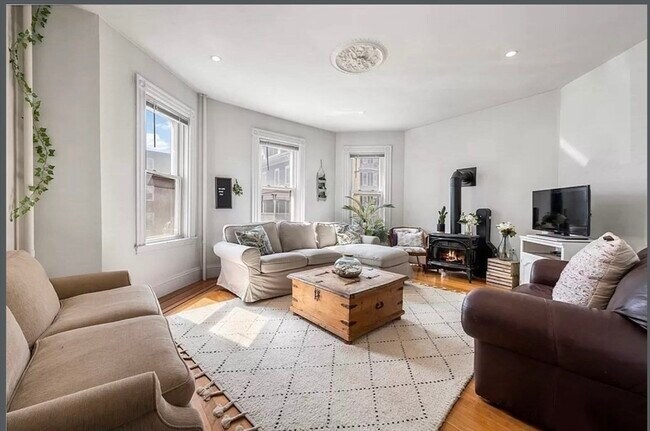 Primary Photo - 866 E 5th St