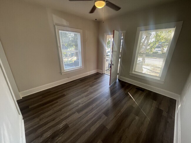 Building Photo - 2 bd 1 ba duplex