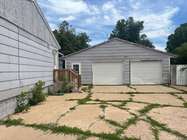 Building Photo - 804 S Mable Ave