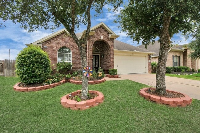 Building Photo - 2103 Breezeway Ln