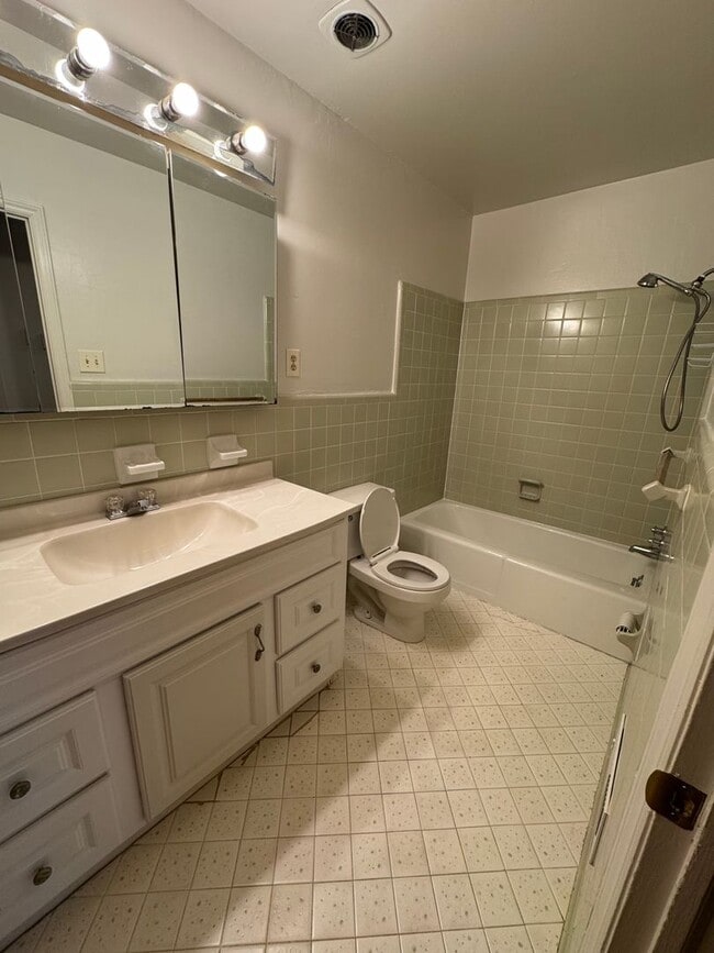 Building Photo - 3 bedroom 2 bathroom home!