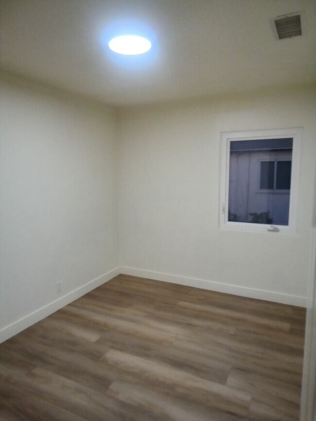 Building Photo - Beautifully Remodeled 2-bedroom apartment