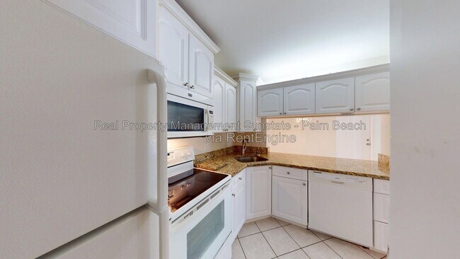 Building Photo - 1015 Green Pine Blvd