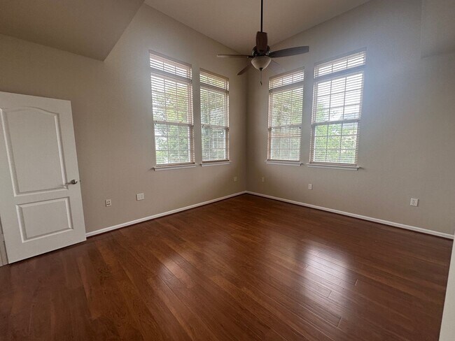 Building Photo - Beautiful townhouse style condo in Ridgely Manor - App Pending!