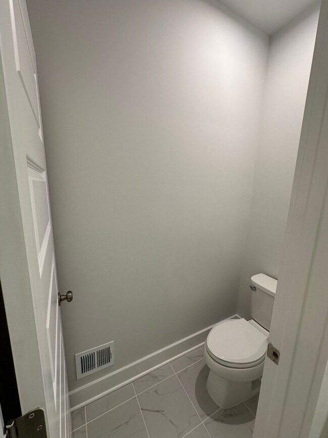 Building Photo - For Rent: Luxurious Short Pump Condo at Ga...