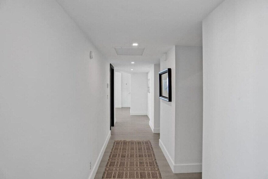 Building Photo - 4001 S Ocean Dr