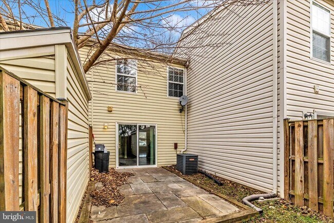 Building Photo - 584 Cotswold Ct