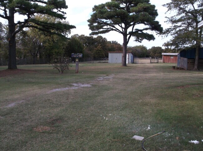Building Photo - 16881 Beau-Kay Dr