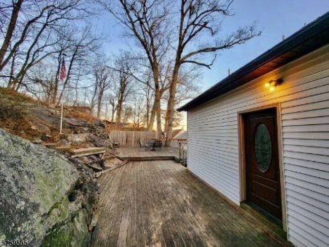 Building Photo - 15 S Lakeside Ave