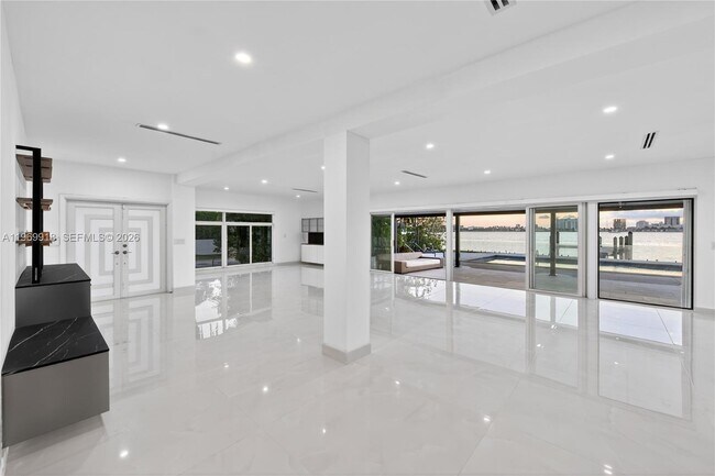 Building Photo - 1101 S Shore Dr