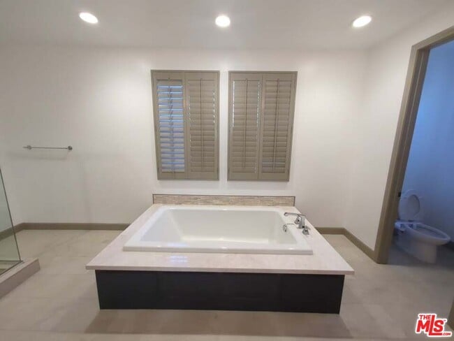 Building Photo - 16243 Cameo Ct