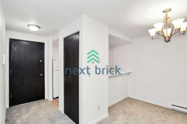 Building Photo - 2 Bed and 1 Bath Bellevue Condo is Availab...