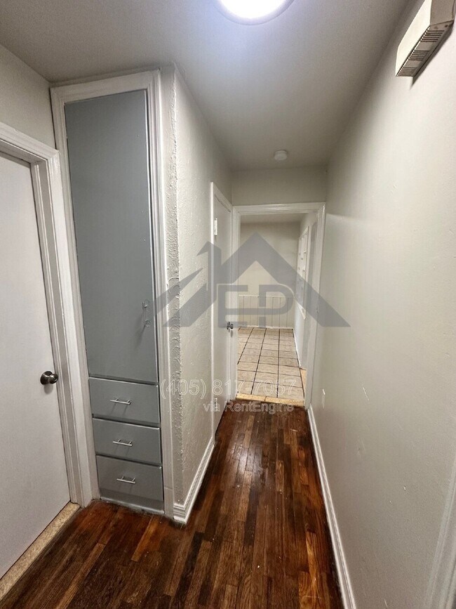 Building Photo - 216 W 4th St