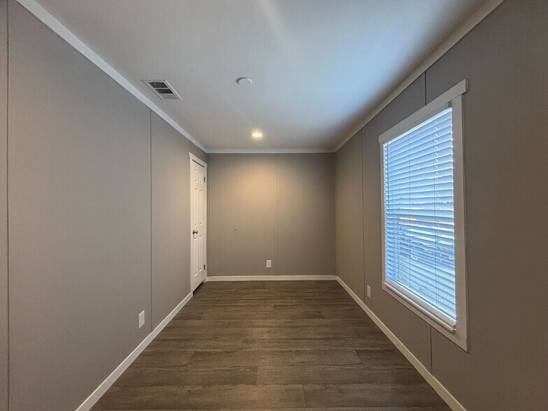 Building Photo - 116 E Semands St