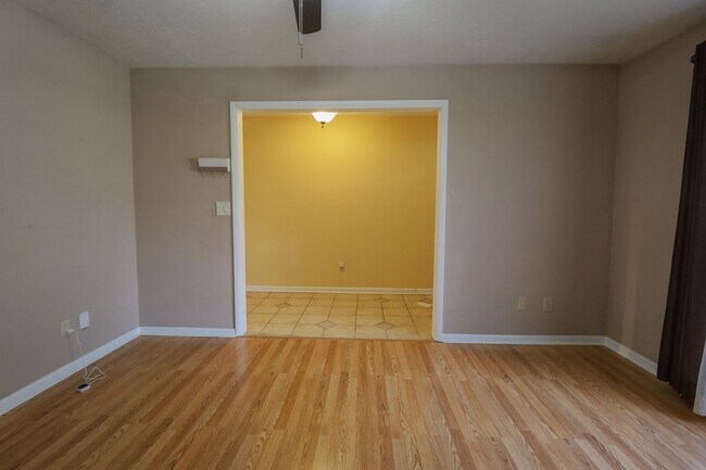 Building Photo - 2 Bed | 3 Bath with In-Ground Pool in Cent...