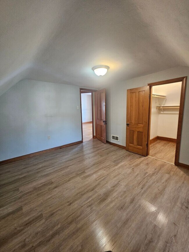 Building Photo - 1-603 1/2 N Superior Ave