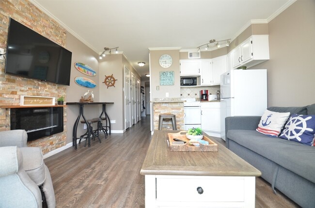 Building Photo - 6102 Seawall Blvd