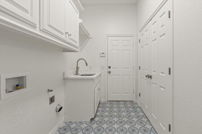 Building Photo - Exclusive Luxury Lease-124 N Crosstimber T...