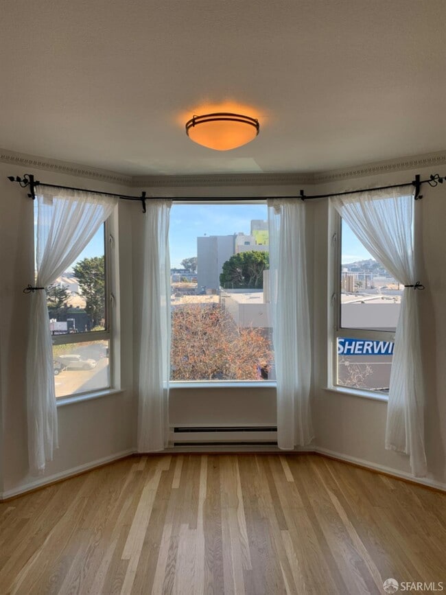 Building Photo - 550 S Van Ness Ave